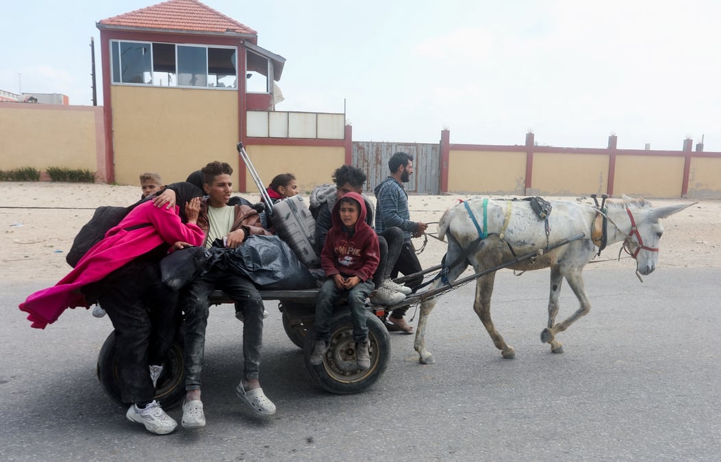 Des palestiniens fuyant le nord de gaza apres un raid des troupes israeliennes sur l'hopital al-chifa, gaza