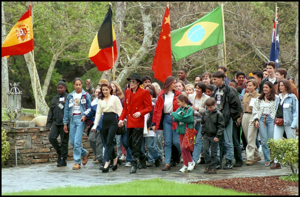 Le 18 avril 1995, Michael Jackson et son épouse, accueillent des enfants du World Congress of Children dans leur domaine de Neverland.