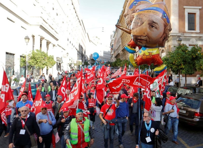 Des dizaines de milliers de fonctionnaires défilent à Rome