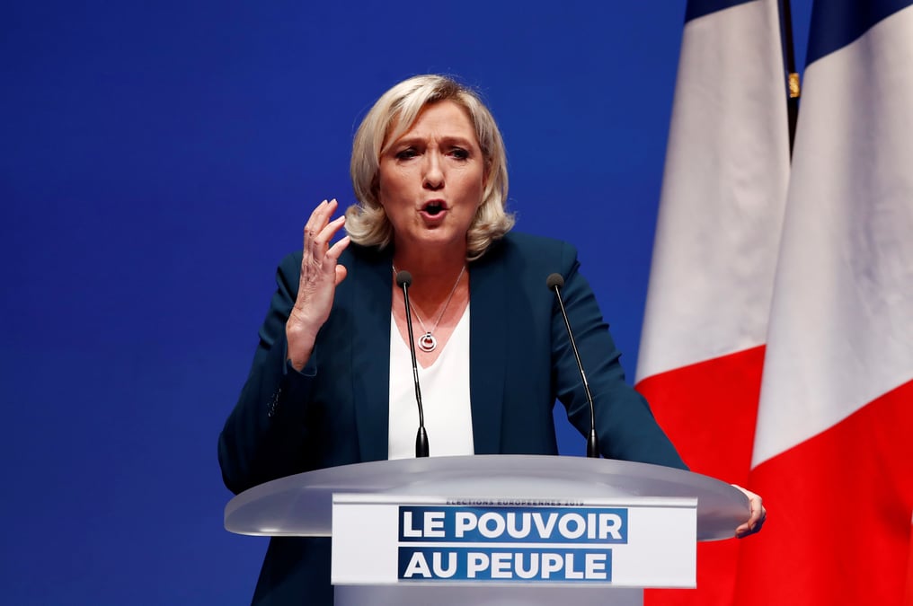 Le pen promet de "battre macron" sur le front europeen et national