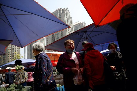 Un district de la capitale chinoise Pékin est en état de "guerre" sanitaire après une flambée des nouveaux cas de contamination au coronavirus en lien avec un marché agricole local, a déclaré samedi un représentant.