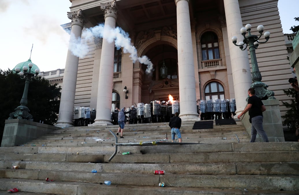 Incidents a belgrade lors de manifestations contre le reconfinement