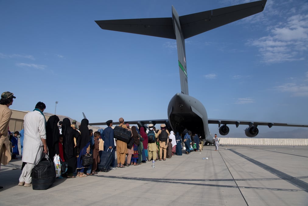 Les afghans appeles a quitter l'aeroport, menace de l'etat islamique
