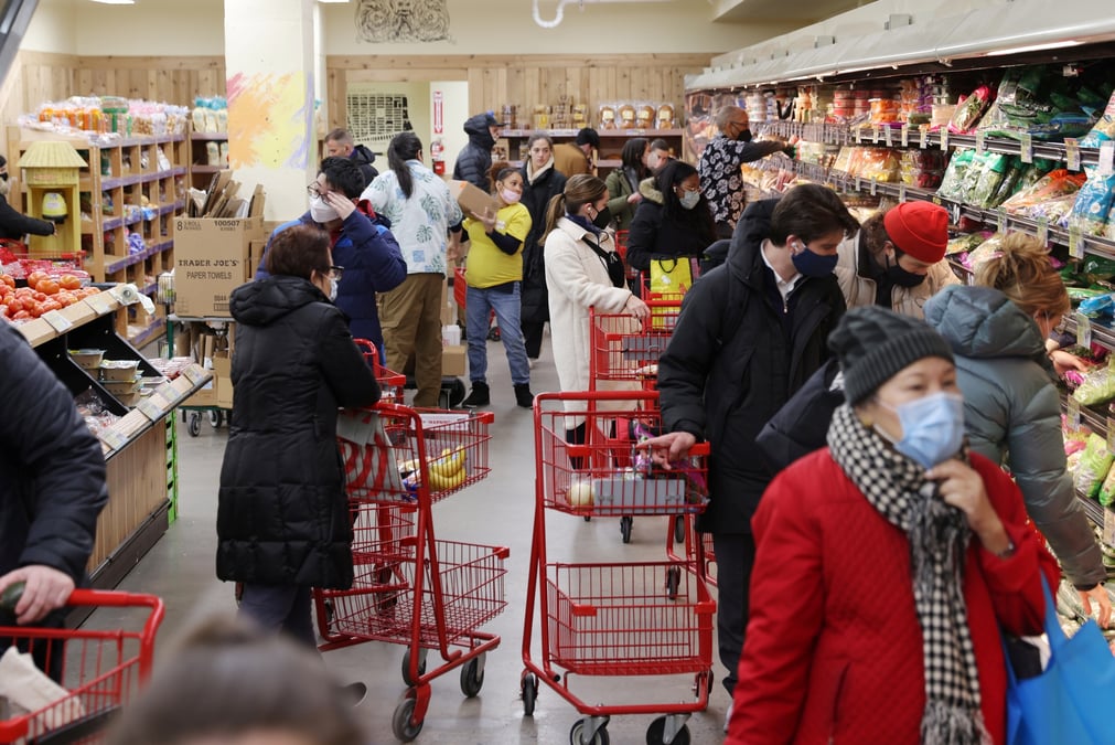 Des clients dans une epicerie a manhattan,