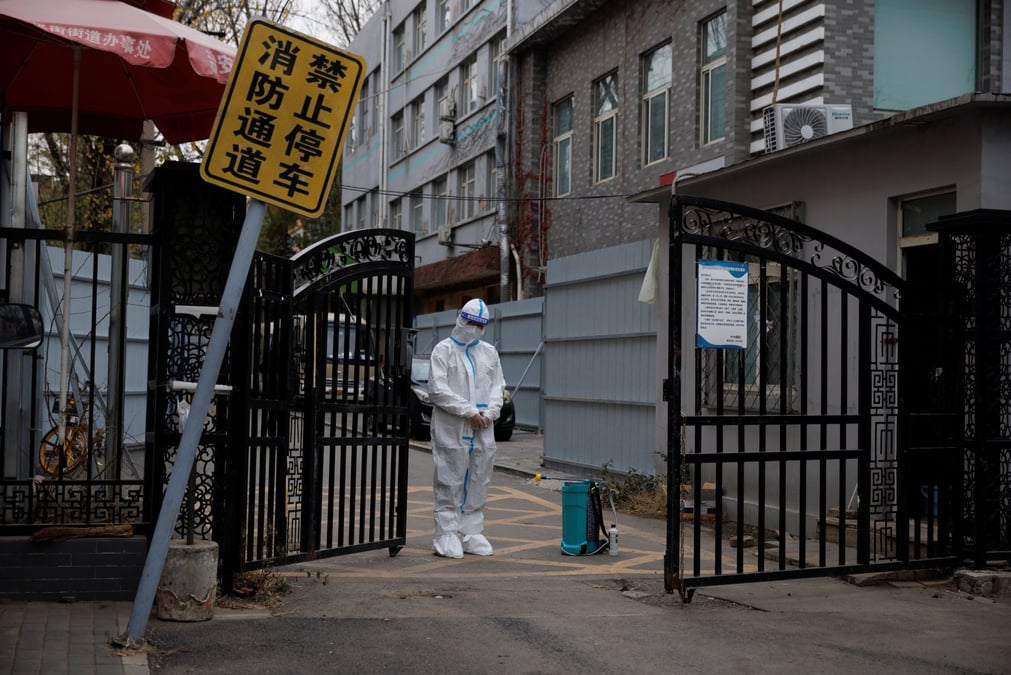 Un agent de prevention des epidemies monte la garde a l'entree d'un complexe residentiel a pekin, en chine