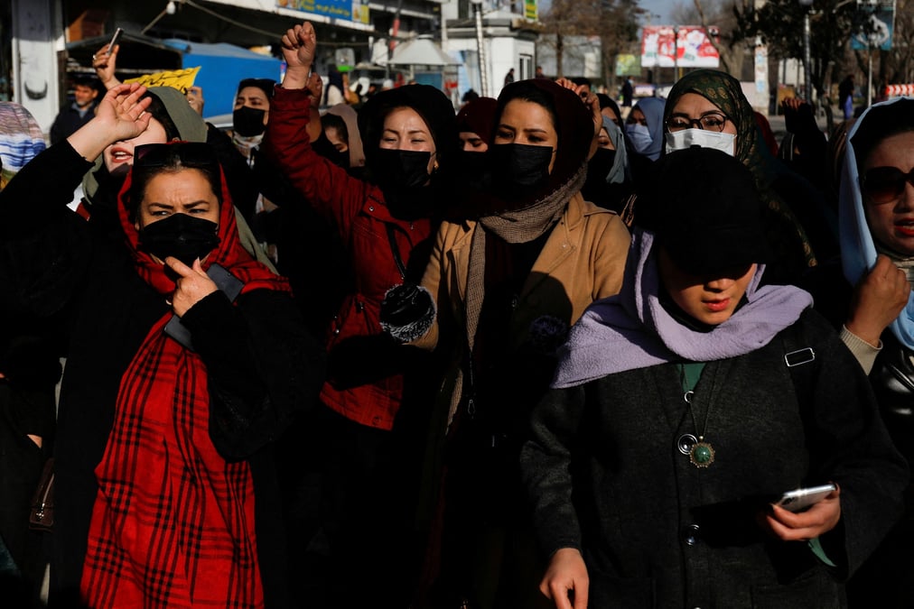 Des femmes afghanes protestent contre la fermeture des universites aux femmes par les talibans a kaboul