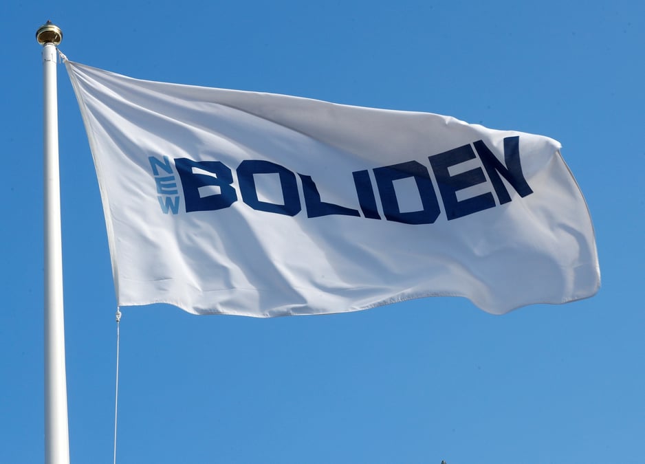 Photo d'archives: le drapeau de la societe boliden flotte a cote de la mine de garpenberg