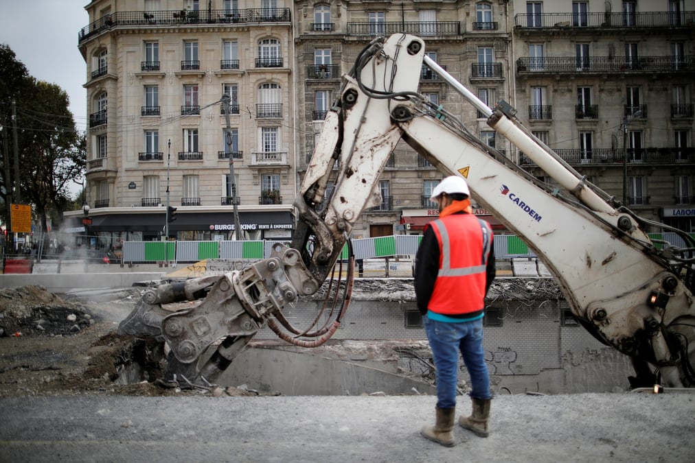 Un employe sur le chantier de construction a paris