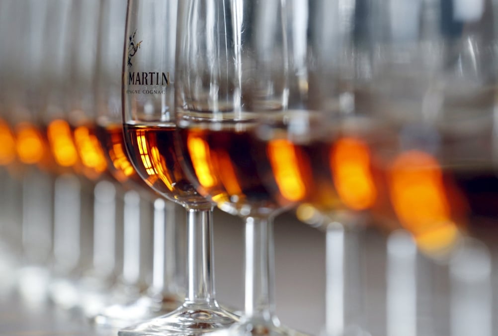 Des verres de cognac sont exposes au siege de remy martin a cognac