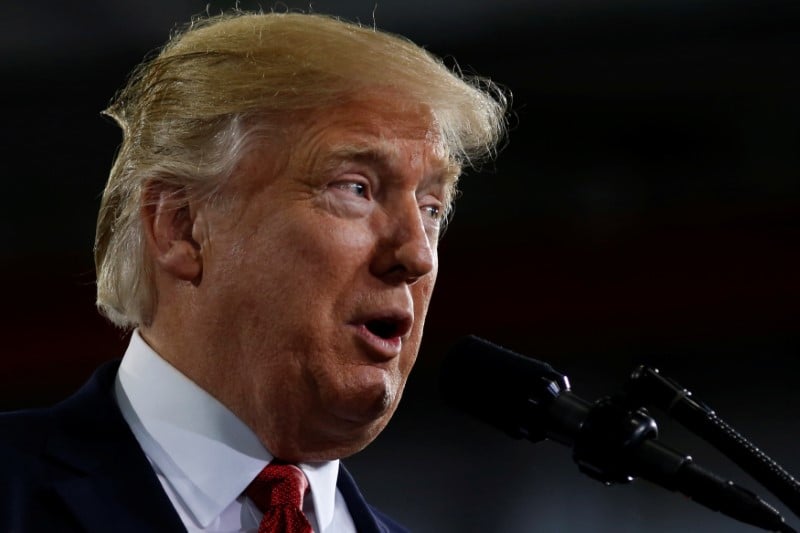 Trump dit qu'il tweete parfois au lit, qu'il aime macron