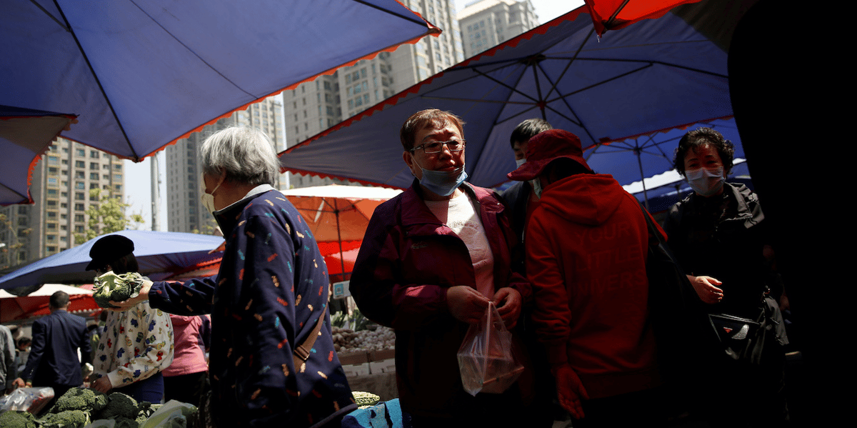 En Chine (photo : à Pékin), la modification durable des parcours géographiques a clairement favorisé les plus petits points de vente au détriment des (très) grandes surfaces. Le niveau de fréquentation des enseignes de proximité en Chine (supermarché, supérettes) a fortement augmenté pendant la crise, de près de 20%. Contraints dans leurs déplacements, les consommateurs ont privilégié le commerce en bas de chez eux.