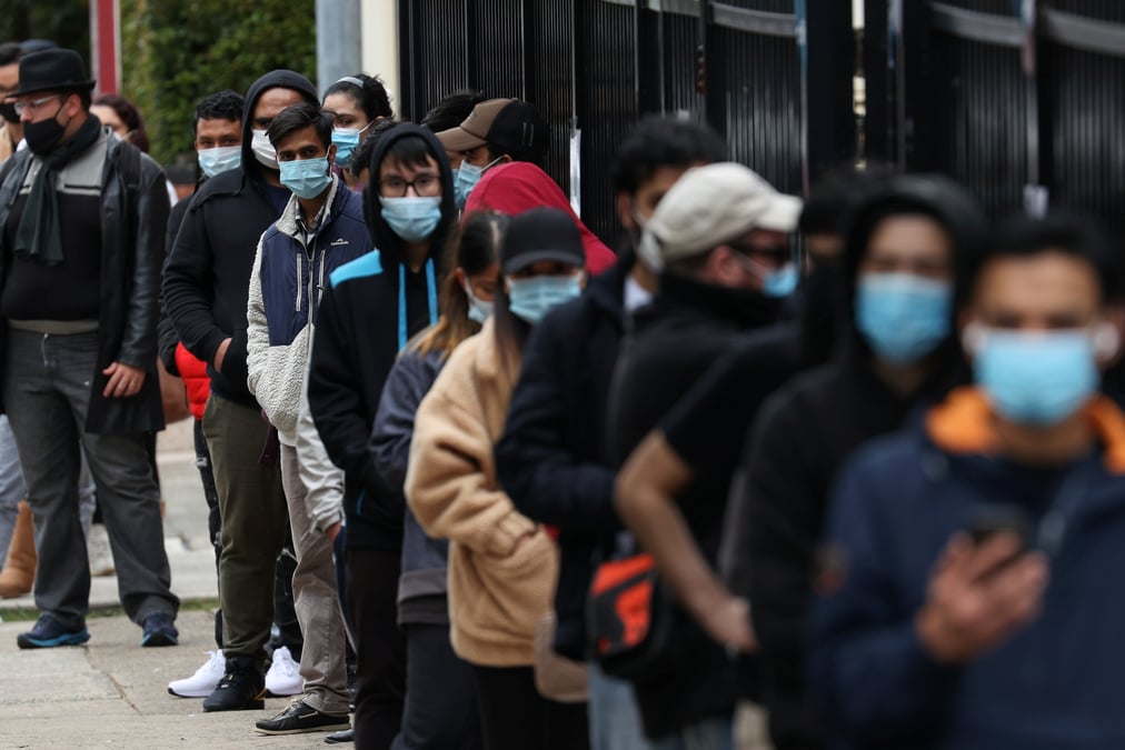 Australie: les hopitaux de sydney montent des tentes alors que les cas de covid-19 atteignent des records