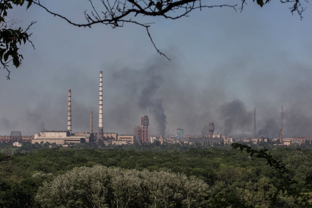 Ukraine: la russie pilonne sievierodonetsk, des centaines de civils refugies dans une usine chimique