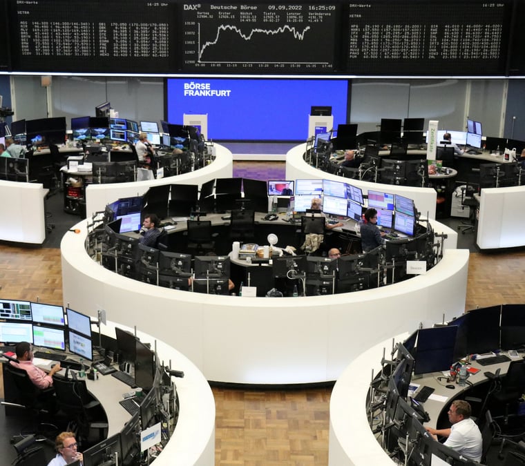 Des traders travaillent a la bourse de francfort