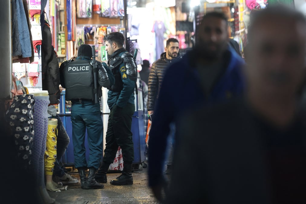Les forces de police anti-emeute iraniennes se tiennent dans le bazar de teheran