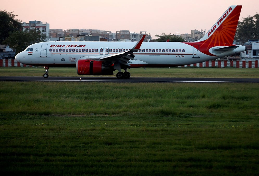 Un airbus a320neo d'air india sur la piste de l'aeroport international