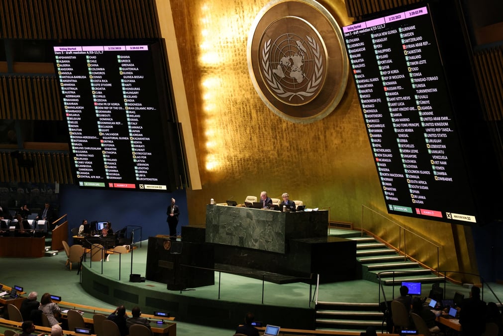Photo d'un panneau electronique qui affiche le vote des delegations adoptant une resolution sur l'ukraine lors d'une reunion de l'assemblee generale des nations unies