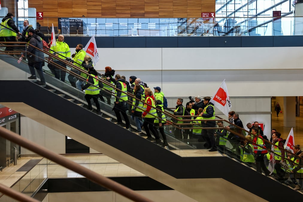 Les employes de l'aeroport manifestent a l'aeroport ber lors d'une greve a l'appel du syndicat allemand verdi, a berlin