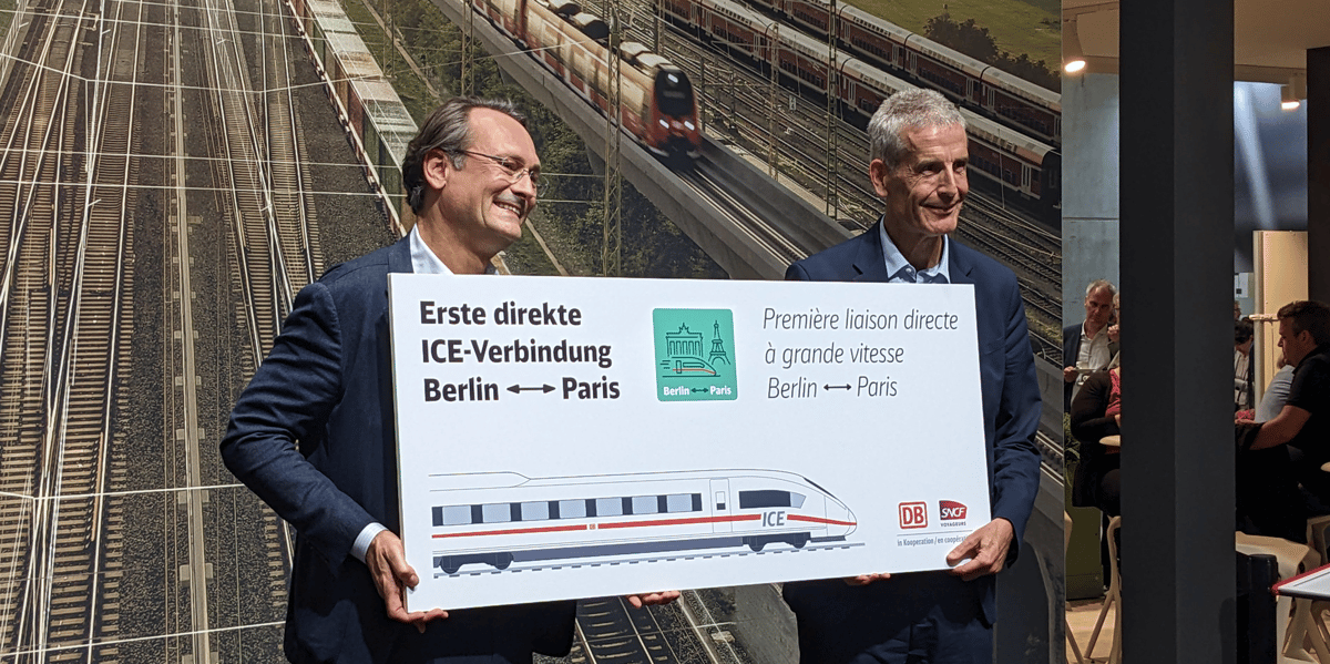 Michael Peterson (Deutsche Bahn, à g.) et Alain Krakovitch (SNCF, à dr.) lancent la première liaison à grande vitesse entre Paris et Berlin, lors du salon Innotrans.
