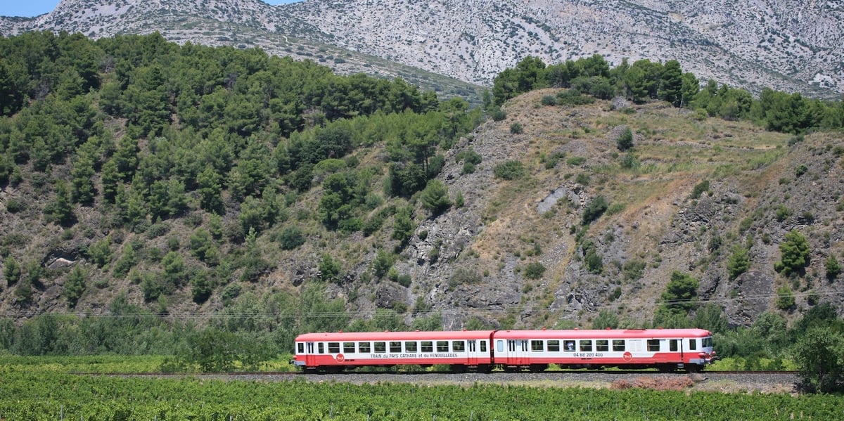 La petite ligne du Train rouge, qui relie Rivesaltes dans les Pyrénées-Orientales, à Axat dans l'Aude, pourrait accueillir des flux de micro-fret ferroviaire.