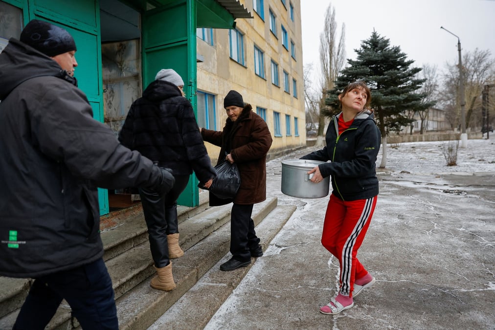 Photo d'archives de personnes evacuees de soledar dans un centre d'hebergement temporaire a shakhtarsk