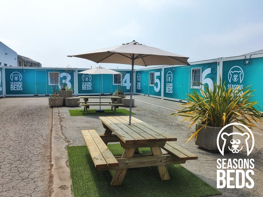 La société Seasons Beds a fait le buzz cet été en faisant connaître son village éphémère à Saint-Pol-de-Léon, solution alternative, à prix raisonnable, organisée dans l'esprit des villages de festivals, pour héberger en bungalows de chantier neufs les saisonniers des zones touristiques tendues.