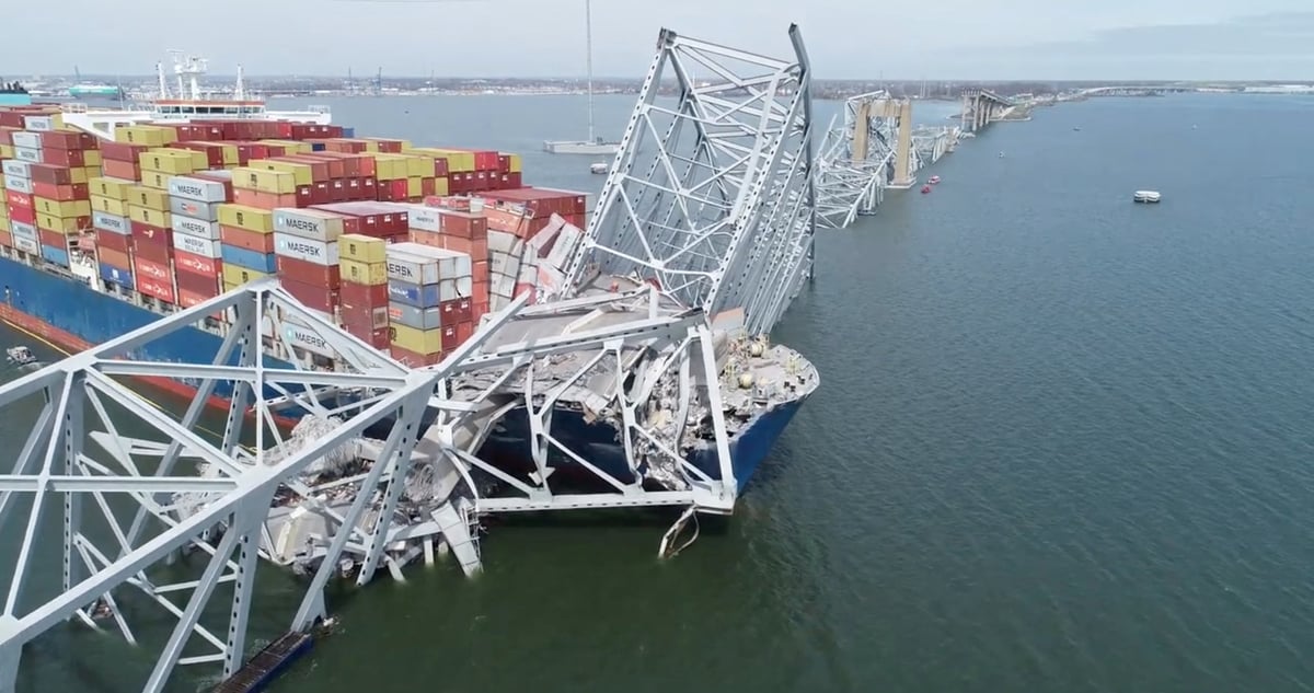 Vue par drone du cargo dali, qui s'est ecrase sur le pont francis scott key et l'a fait s'effondrer, a baltimore