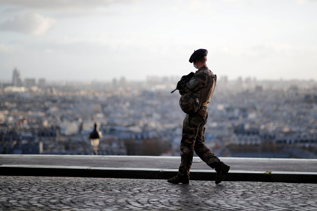 Un soldat francais de l'operation de securite sentinelle patrouille dans les rues de paris