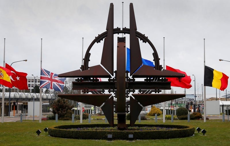Le parlement confirme la pleine integration de la france dans l'otan
