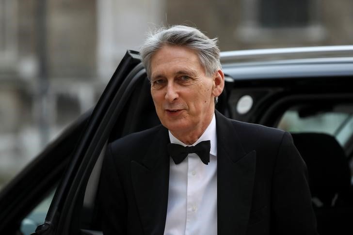 L'incertitude autour du brexit penalise la croissance britannique, dit hammond