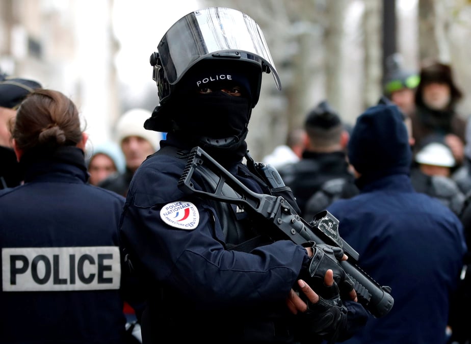 Toubon appelle l'executif a suspendre l'usage des "balles de defense"