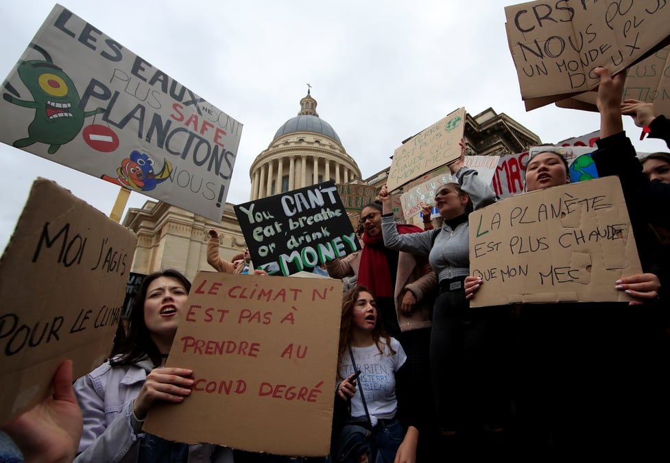 Des milliers de jeunes manifestent contre le dereglement climatique
