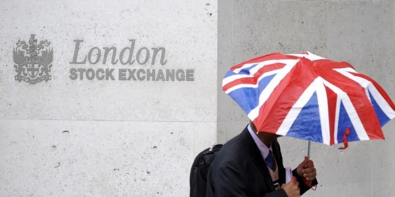 Dope par la livre, le ftse a londres devrait refluer d'ici un an