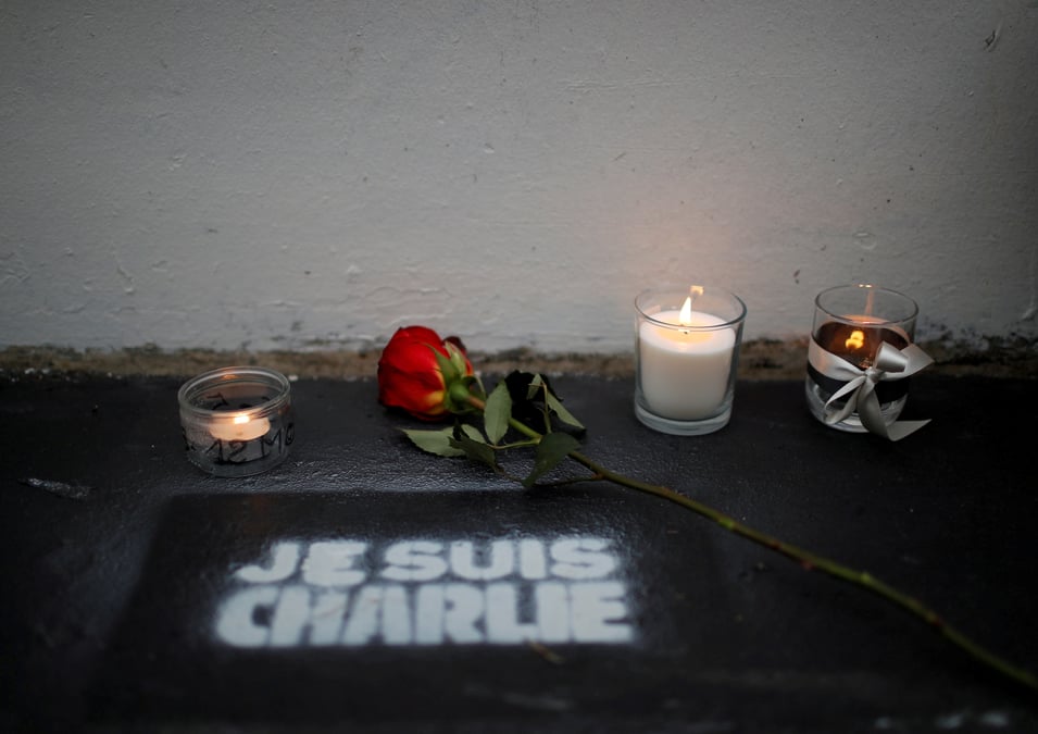 Des fleurs et des bougies devant l'ancien bureau du journal satirique charlie hebdo