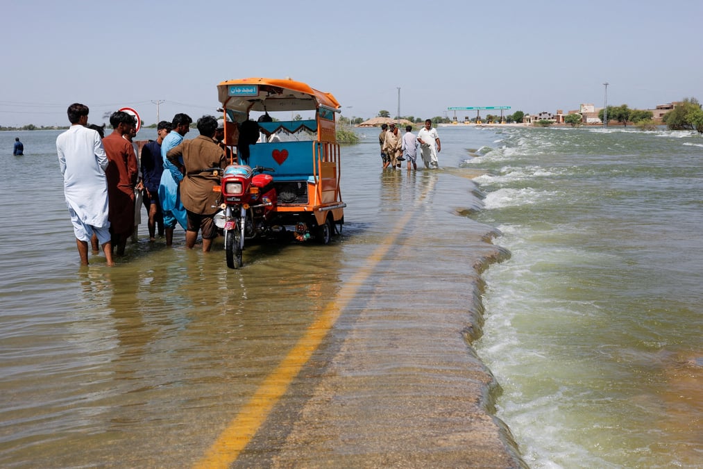 Photo d'archives de personnes deplacees sur une autoroute inondee a sehwan
