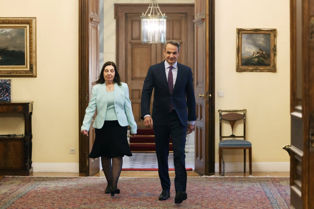 La presidente grecque katerina sakellaropoulou rencontre les dirigeants des partis politiques a athenes