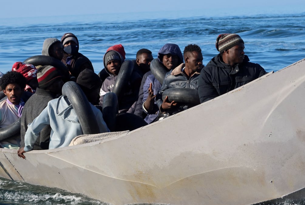 Des migrants sur un bateau en metal au large de sfax