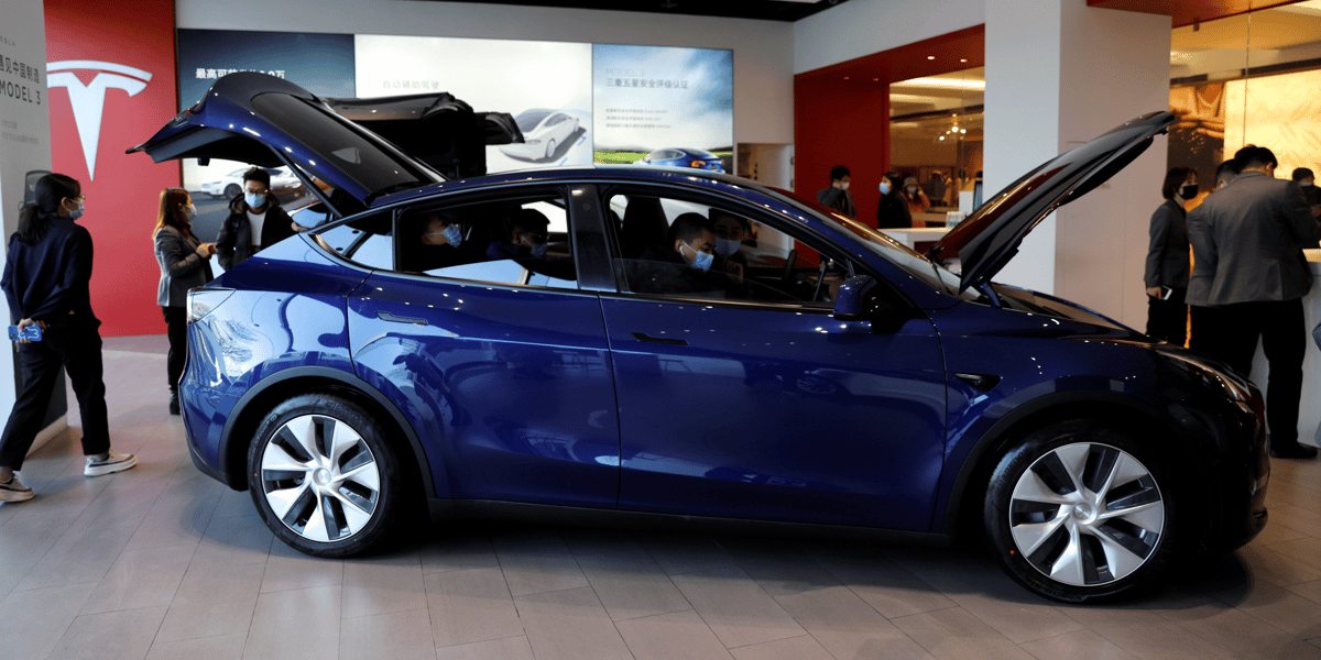 Photo d'archives de visiteurs examinant un vehicule tesla model y fabrique en chine