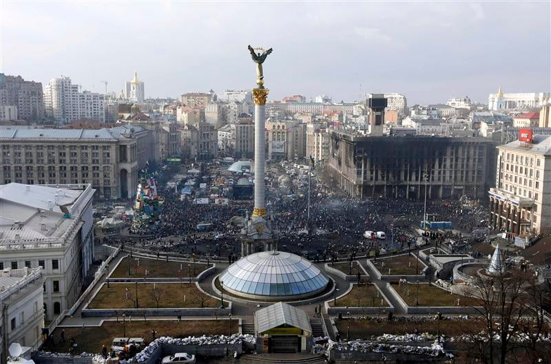 A Kiev, la population stocke les vivres, évite le centre