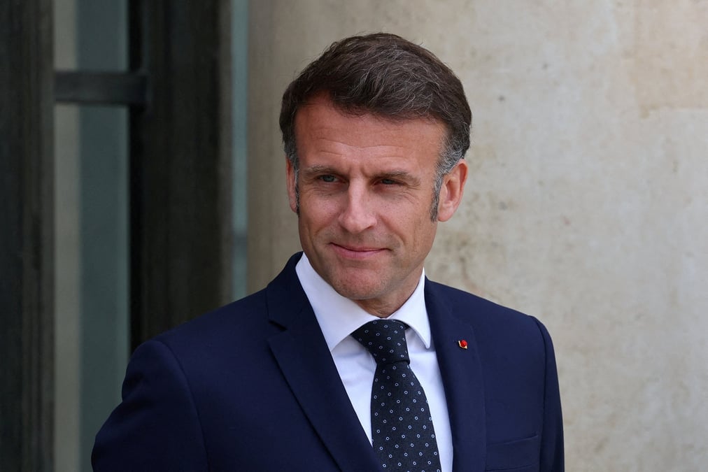 Selon un proche du chef de l'État, Emmanuel Macron juge qu'il est « difficile à ce stade de se prononcer » sur la mise en oeuvre d'un référendum.