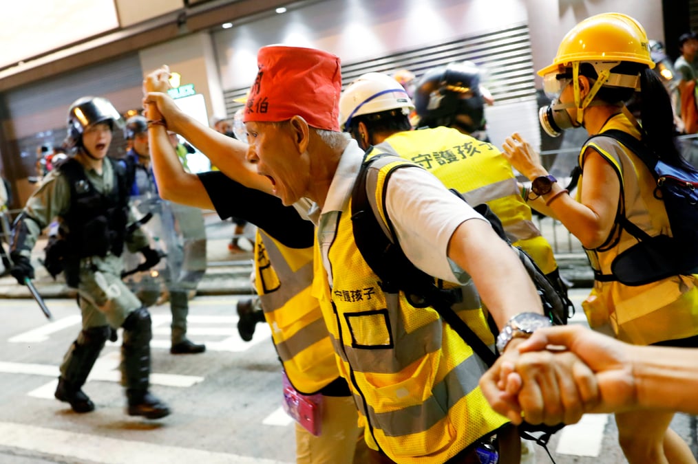 Hong kong: les manifestants tenus a distance de l'aeroport