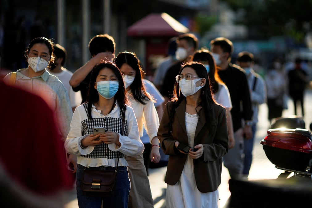 Chine: l'activite des services a un pic de pres d'un an