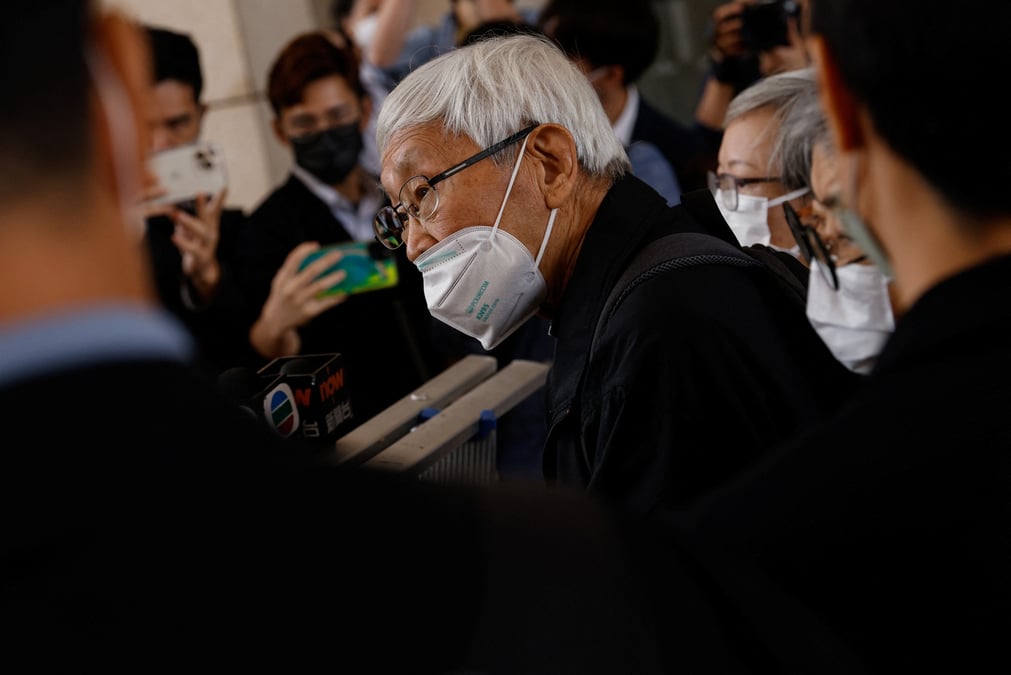 Le cardinal joseph zen s'adresse aux medias devant les tribunaux de west kowloon a hong kong