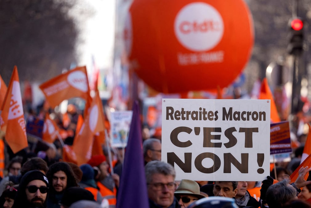 Un manifestant tient une pancarte contre la reforme des retraites