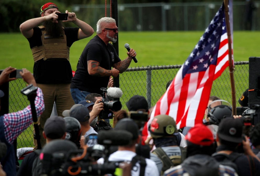 Un membre des proud boys prend la parole lors d'un rassemblement a portland, oregon, etats-unis