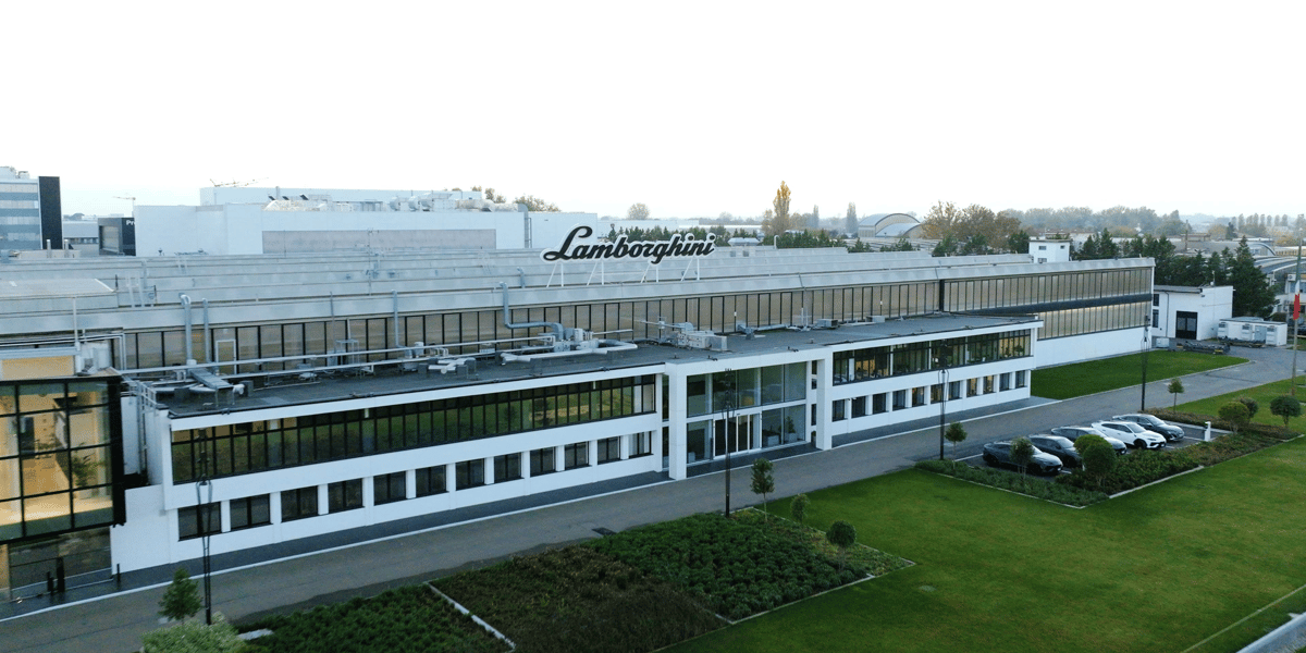 La stratégie "Direzione Cor Tauri" de Lamborghini vise à décarboner l'ensemble des process de l'usine italienne de Sant'Agata Bolognese, des approvisionnements et des expéditions.