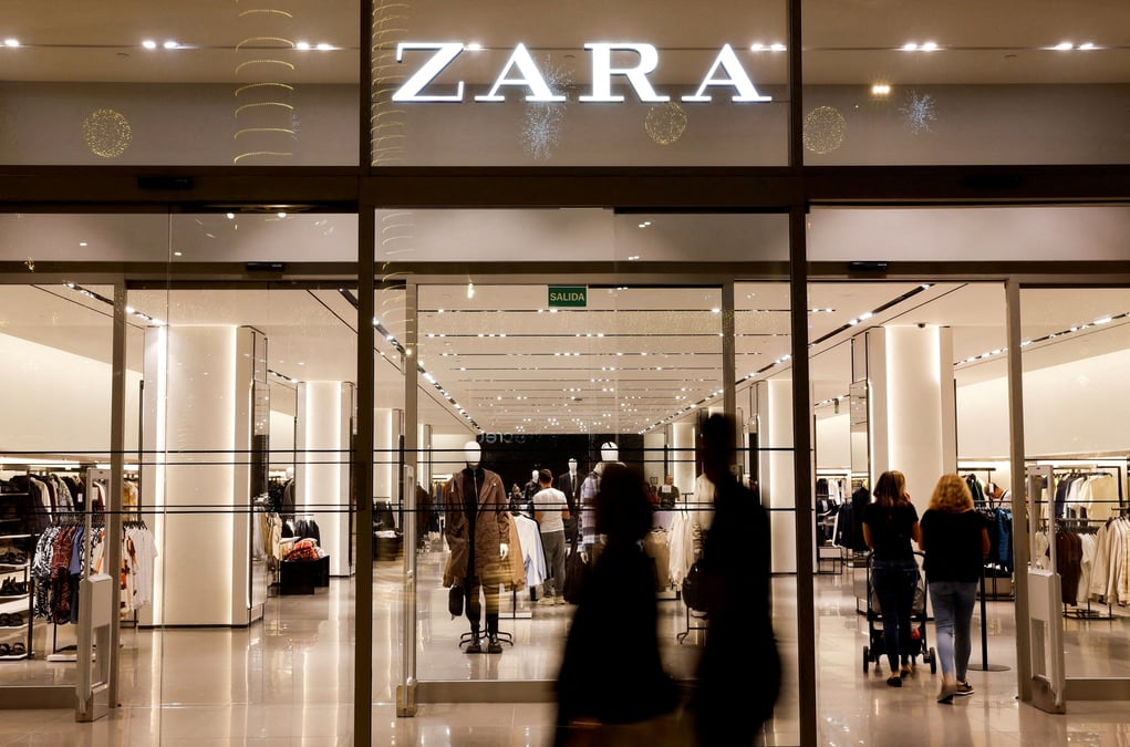 Les acheteurs passent devant un magasin de vetements zara a las palmas de gran canaria, en espagne