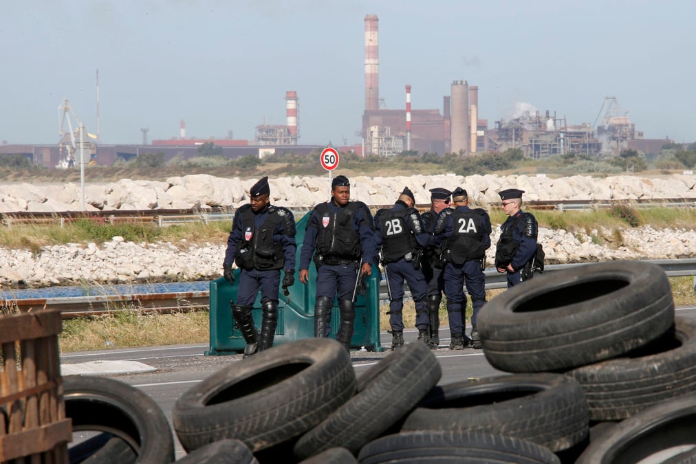 La police degage les acces au depot petrolier de fos-sur-mer