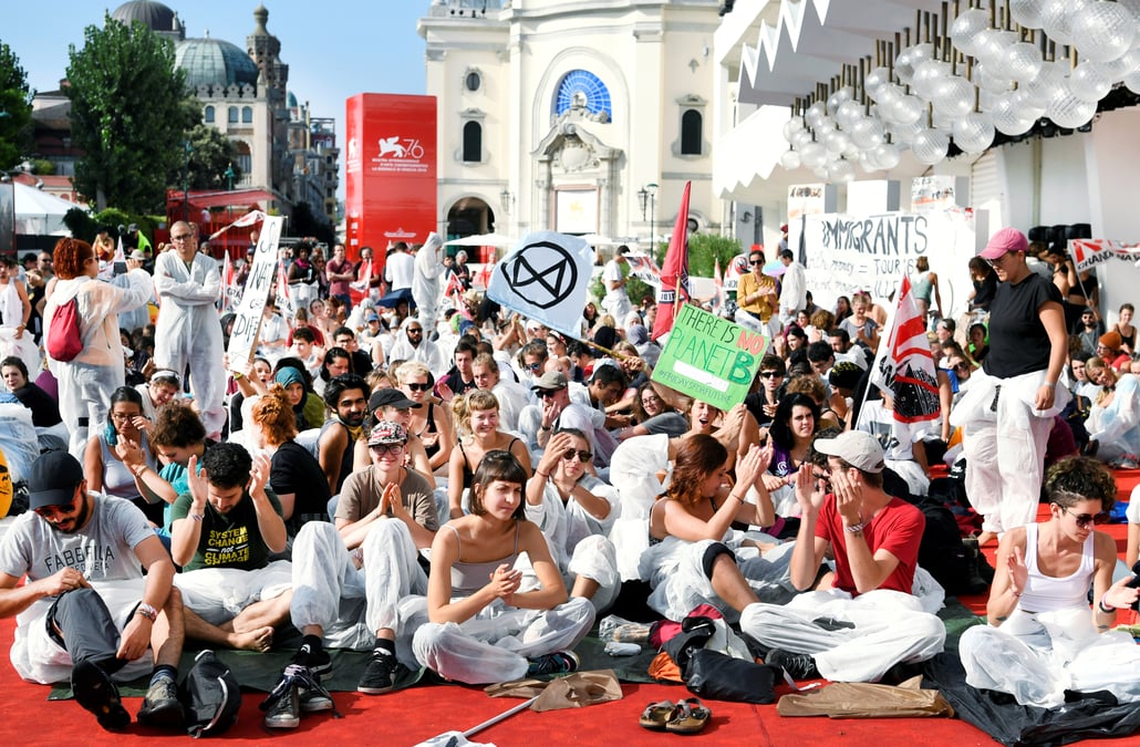 Des militants ecologistes occupent le tapis rouge de la mostra de venise