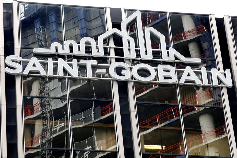 Le logo saint-gobain est visible au siege de l'entreprise a la defense
